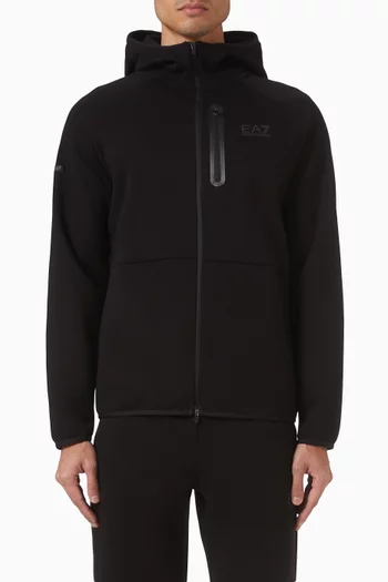 كنزة بغطاء للرأس مزينة بشعار الماركة