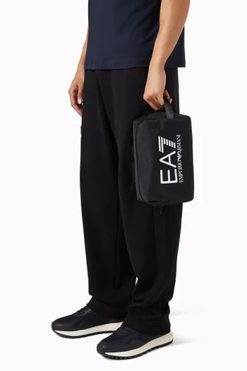 حقيبة مستحضرات العناية الشخصية بتصميم رياضي بشعار الماركة