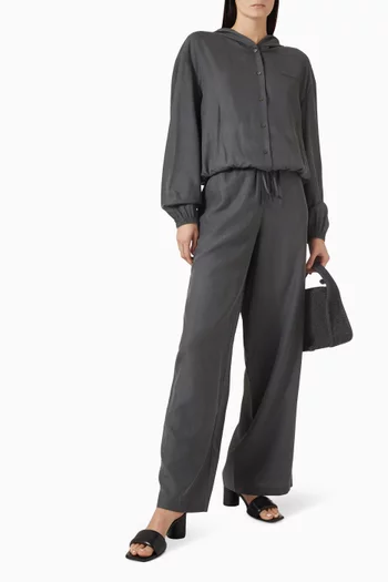 كنزة بغطاء رأس وقصة قصيرة حرير