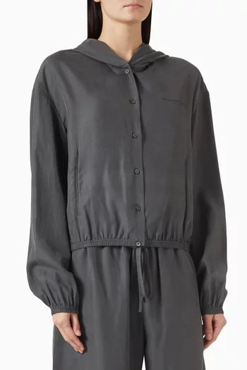 كنزة بغطاء رأس وقصة قصيرة حرير