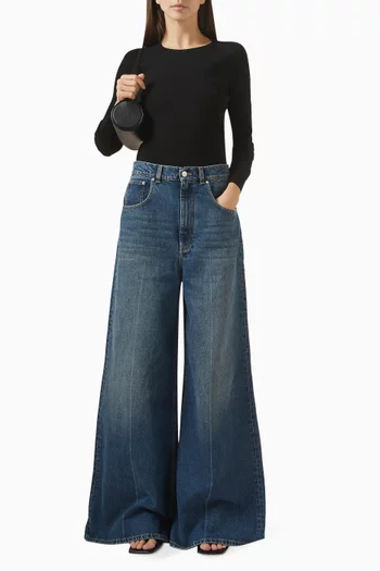 بلوزة مطرزة بشعار الماركة نسيج مضغوط