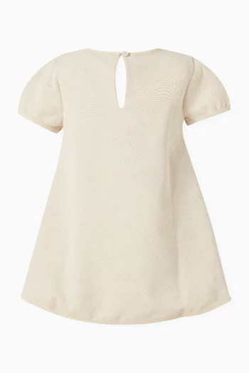 فستان بقصة على شكل حرف A وشعار الماركة