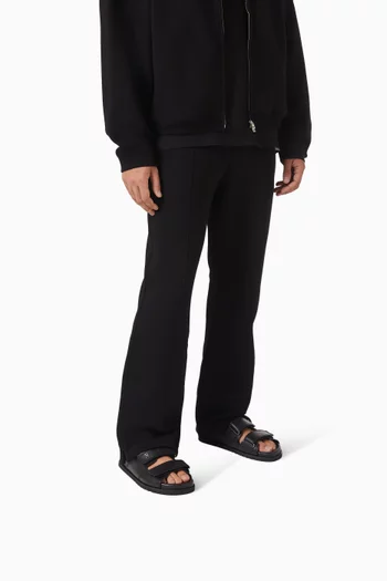 حذاء مفتوح بحرف شعار الماركة جلد