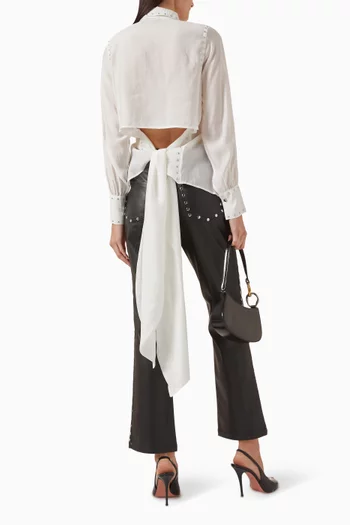 قميص مطرز بحلي معدنية ورباط بعقدة في الخلف