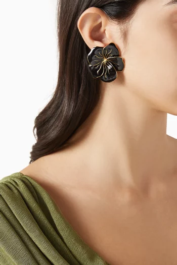 أقراط بمشبك وتصميم زهرة مطلية بالمينا