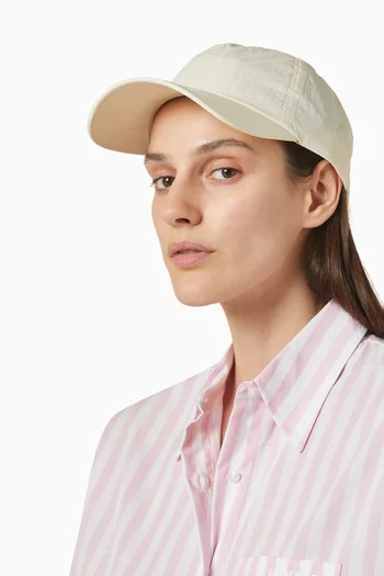 كاب برقعة بشعار الماركة