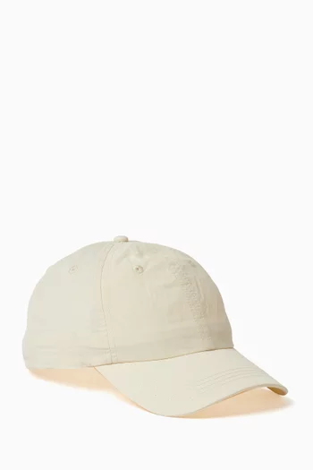 كاب برقعة بشعار الماركة