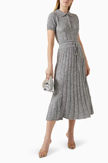 تنورة متوسطة الطول بطيّات