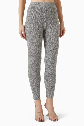 بنطال بقصة تضيق نحو الأسفل