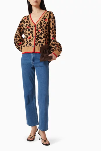 كارديغان بنقشة جلد الفهد وتطريزات على شكل كرز