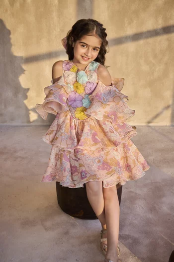 فستان مزين بنقشة وكتف مكشوف شيفون