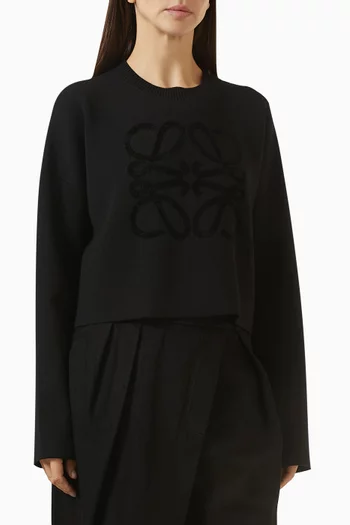 سترة مطرزة بشعار الماركة