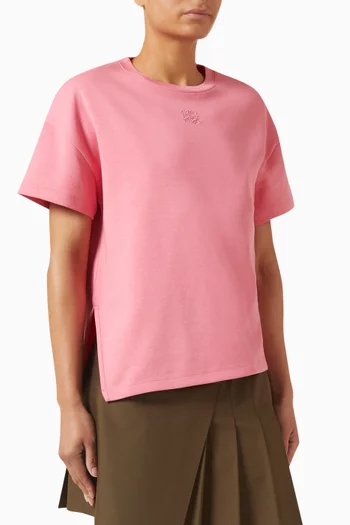 تي شيرت بحافة غير متماثلة ومطرز بشعار الماركة