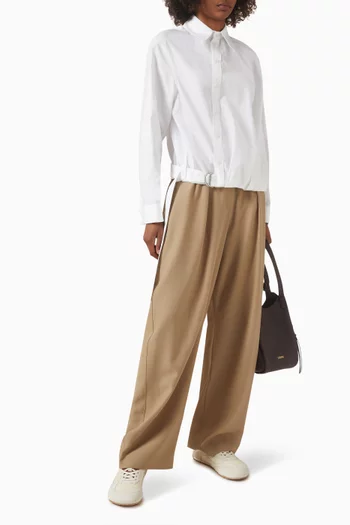 قميص بدرابيه وحزام على الحافة