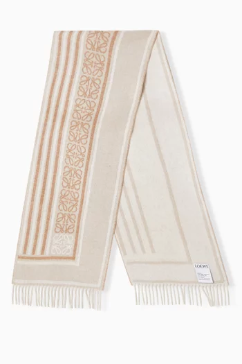 وشاح بشعار الماركة وشرّابات صوف وكشمير