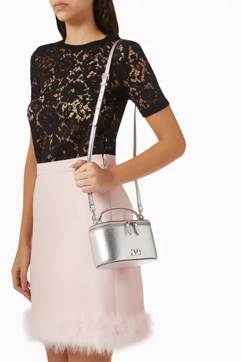 حقيبة مستحضرات تجميل ميني بشعار حرف V جلد عجل لامع بارز الملمس