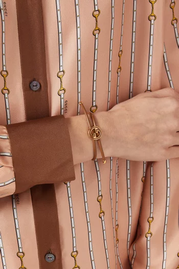 سوار بشعار حرفي GG مطلي بالمينا جلد