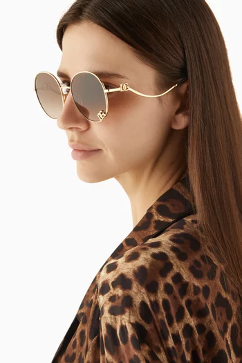 نظارة شمسية بتصميم دائري كبير وإطار معدن بلون ذهبي