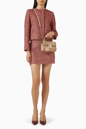 حقيبة صغيرة بيد علوية وقفل جلد بشعار حرفي GG