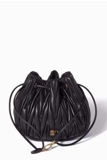 حقيبة صغيرة برباط تضييق وشعار الماركة جلد نابا مبطن