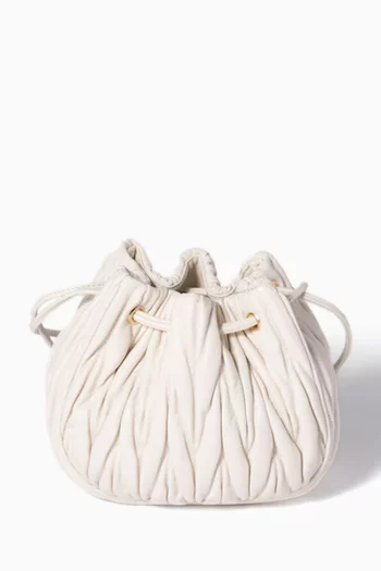 حقيبة صغيرة برباط تضييق وشعار الماركة جلد نابا مبطن