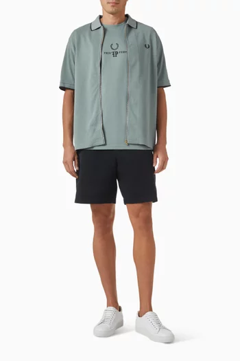 تي شيرت بأحرف الماركة قطن