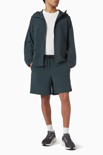 جاكيت انليميتد بغطاء رأس مقاوم للماء