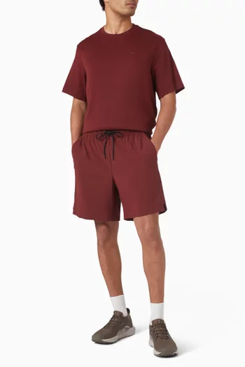 تي شيرت مطرز بشعار الماركة وتقنية Dri-FIT‏ نسيج