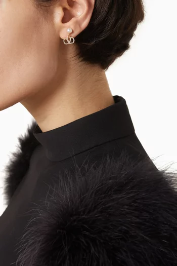 أقراط بشعار حرف V مرصع بكريستال سواروفسكي معدن