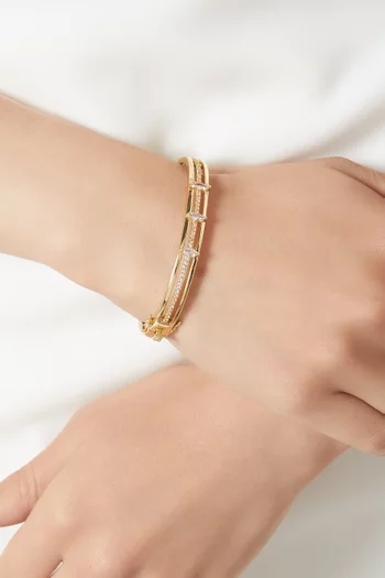 سوار بمفصلة مرصع بثلاثة أحجار زركونيا معكبة بشكل ماركيز نحاس مطلي بالذهب