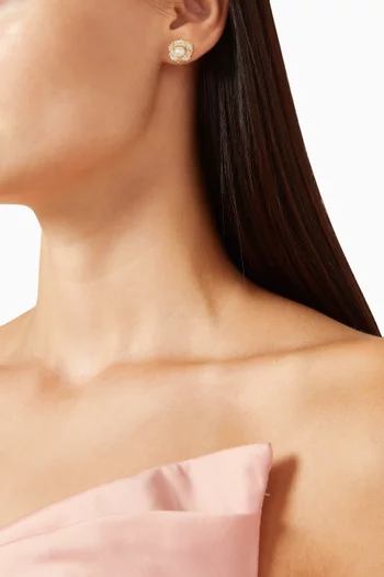 أقراط بتصميم زهرة مرصعة بلؤلؤ