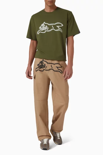 بنطال كارغو بطبعة كلب يجري بطلاء بخاخ