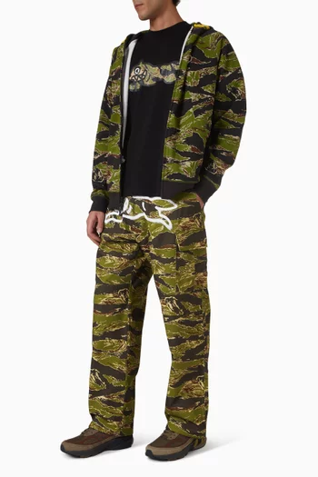 بنطال كارغو بنقشة جلد نمر مخططة وطبعة كلب يجري بطلاء بخاخ