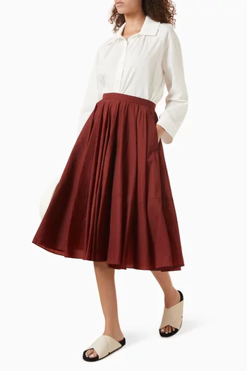 تنورة متوسطة الطول بقصة مستديرة