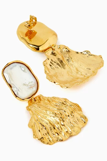 أقراط متدلية مزينة بلؤلؤ باروكي معدن مطلي بلون ذهبي