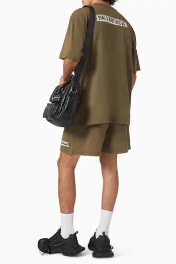 تي شيرت بأشرطة لاصقة وقصة فضفاضة قليلاً جيرسيه سريع الجفاف