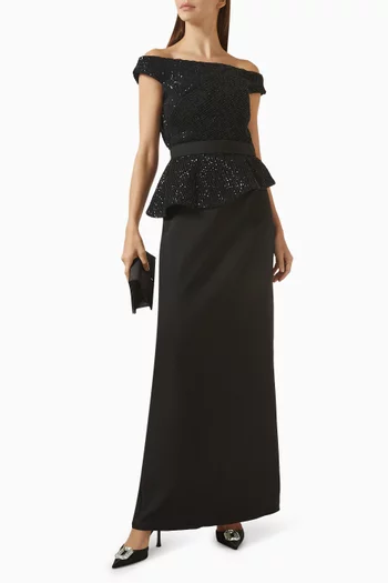 فستان بأكتاف مكشوفة وتطريزات بالترتر كريب