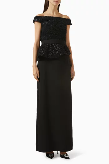 فستان بأكتاف مكشوفة وتطريزات بالترتر كريب