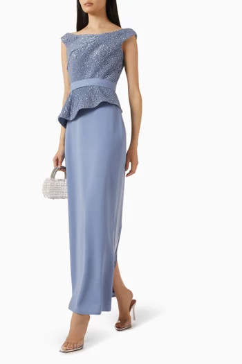 فستان بأكتاف مكشوفة وتطريزات بالترتر كريب