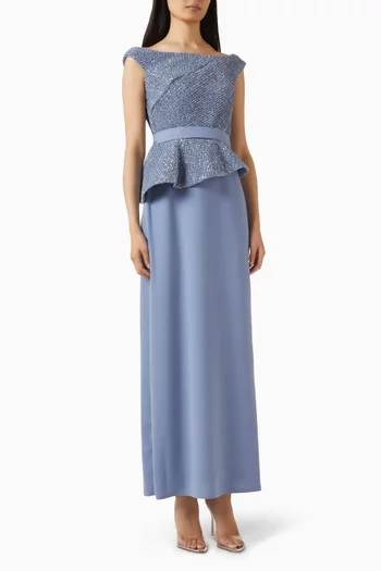 فستان بأكتاف مكشوفة وتطريزات بالترتر كريب