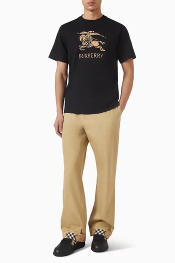 تي شيرت بشعار الفروسية بتصميم متدرج قطن