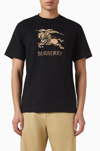 تي شيرت بشعار الفروسية بتصميم متدرج قطن