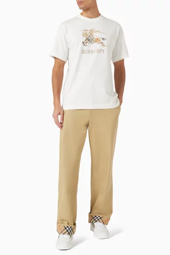 تي شيرت بشعار الفروسية بتصميم متدرج قطن