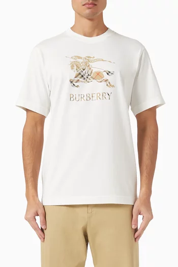 تي شيرت بشعار الفروسية بتصميم متدرج قطن