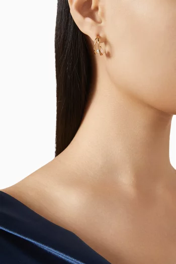 أقراط دائرية بتصميم انسيابي مرصعة باللؤلؤ فضة إسترلينية مطلية بالذهب عيار 18