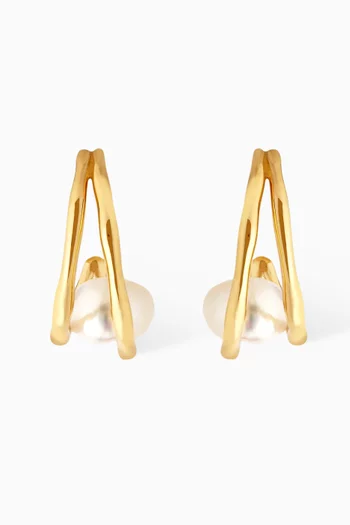 أقراط دائرية بتصميم انسيابي مرصعة باللؤلؤ فضة إسترلينية مطلية بالذهب عيار 18