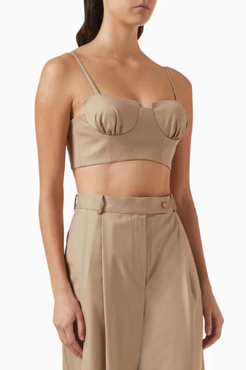 بلوزة قصيرة بقصة منحوتة