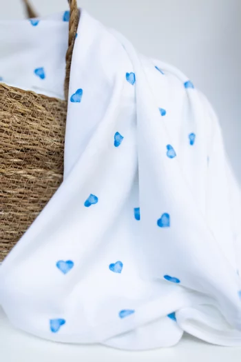 بطانية للأطفال الرضع بنقشة قلب قطن وبامبو