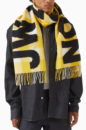 وشاح بنقشة مربعات وشعار الماركة صوف