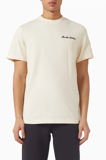 تي شيرت بشعار الماركة قطن